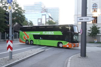 Ein Reisebus auf dem Weg zum ZOB in München (Symbolbild): Bei der Ankunft klickten die Handschellen.
