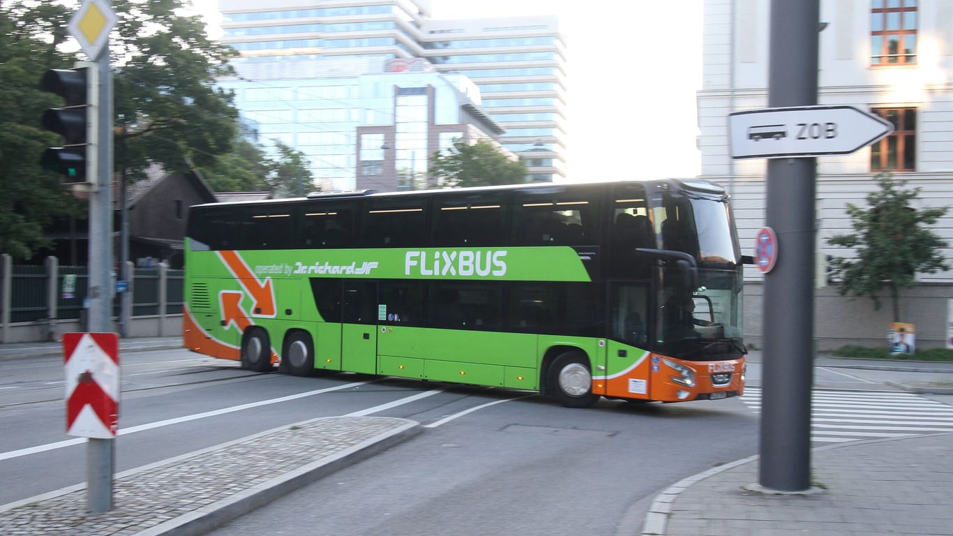 Ein Reisebus auf dem Weg zum ZOB in München (Symbolbild): Bei der Ankunft klickten die Handschellen.