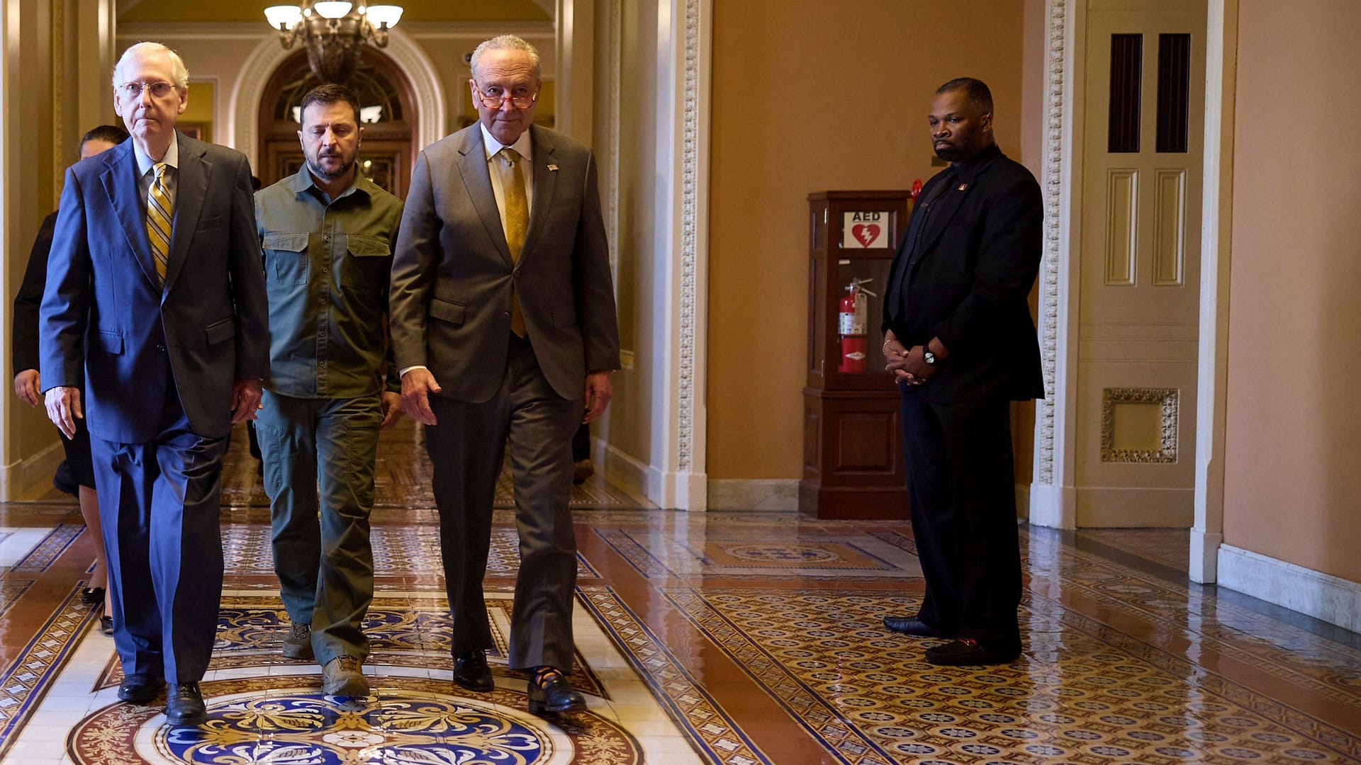 Bitten um weitere Unterstützung: Wolodymyr Selenskji zwischen Mitch McConnell (links) und Chuck Schumer in Washington (rechts).