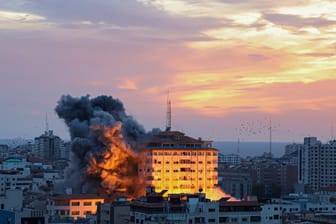 Brennendes Gebäude im Gazastreifen. Die israelische Armee bombardiert als Reaktion auf den Angriff Stellungen der Hamas in Gaza.