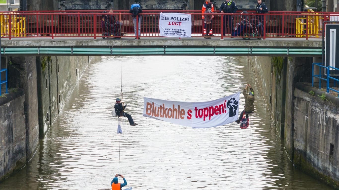 Aktivisten blockieren eine Schleuse des Datteln-Hamm-Kanals: Sie wollen verhindern, dass Schiffe zum Kraftwerk in Lünen fahren.
