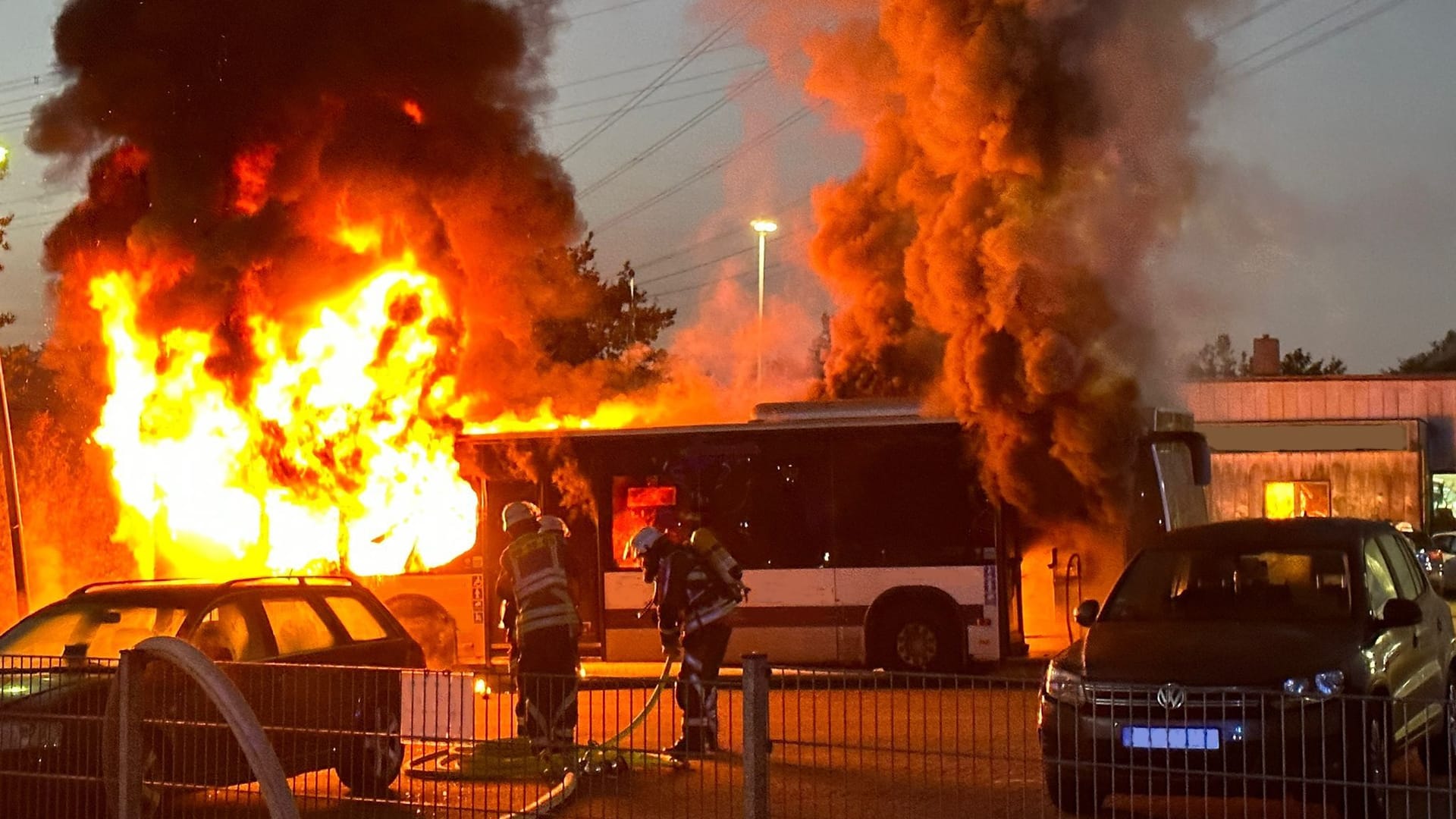 Die Feuerwehr konnte die Flammen nach etwas mehr als einer Stunde löschen.