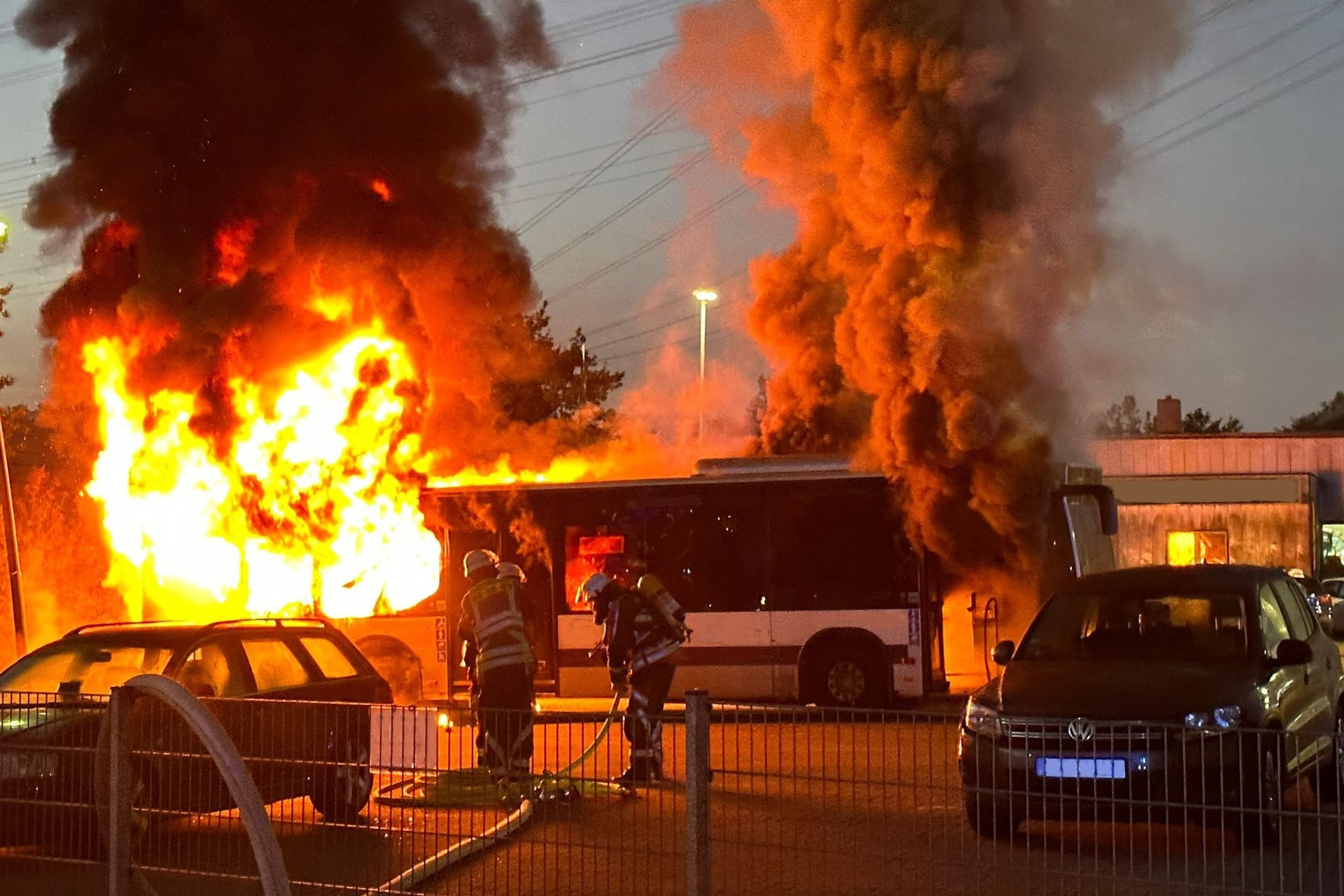 Die Feuerwehr konnte die Flammen nach etwas mehr als einer Stunde löschen.