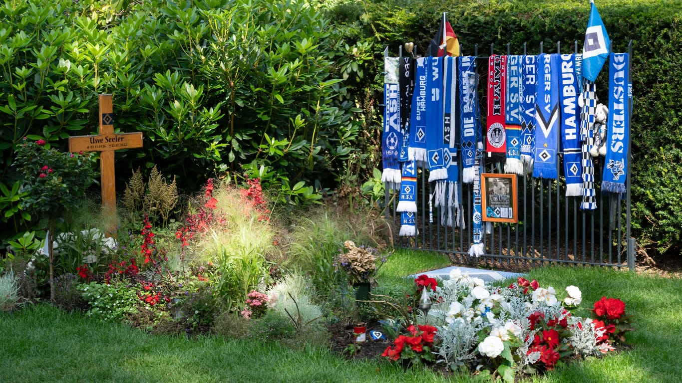 Das Grab von Uwe Seeler, hier im August 2023: Geschmückt mit HSV-Utensilien.