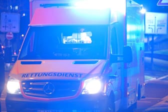 Rettungswagen in Köln am Abend (Symbolfoto): Die Fußgängerin wurde in eine Klinik gebracht.