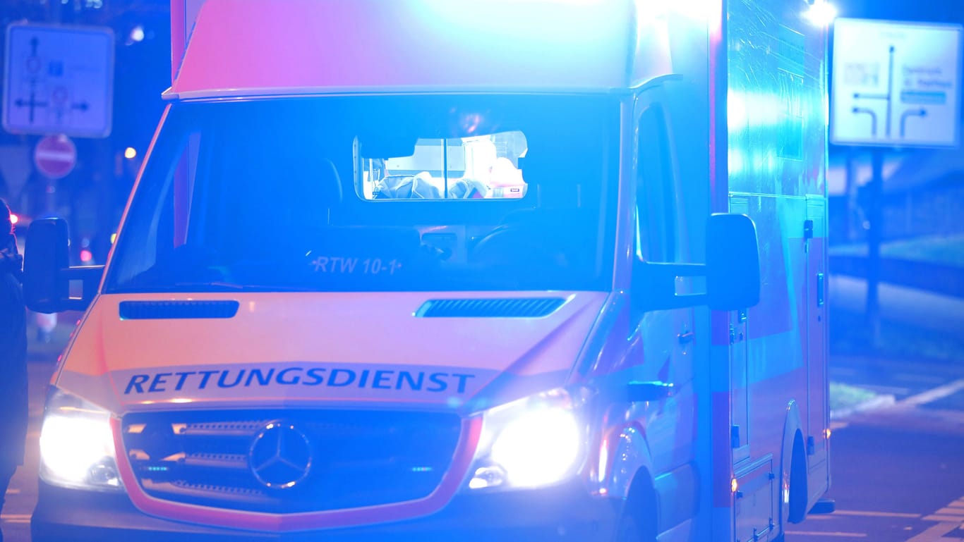 Rettungswagen in Köln am Abend (Symbolfoto): Die Fußgängerin wurde in eine Klinik gebracht.