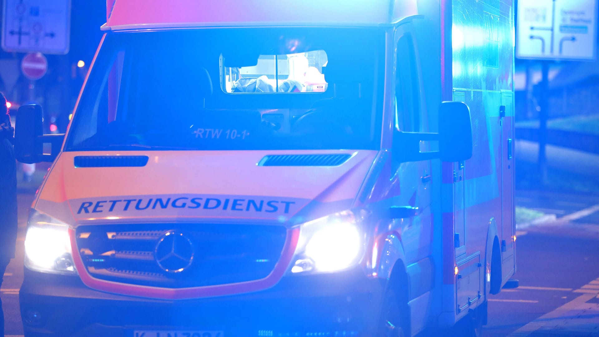 Rettungswagen in Köln am Abend (Symbolfoto): Die Fußgängerin wurde in eine Klinik gebracht.