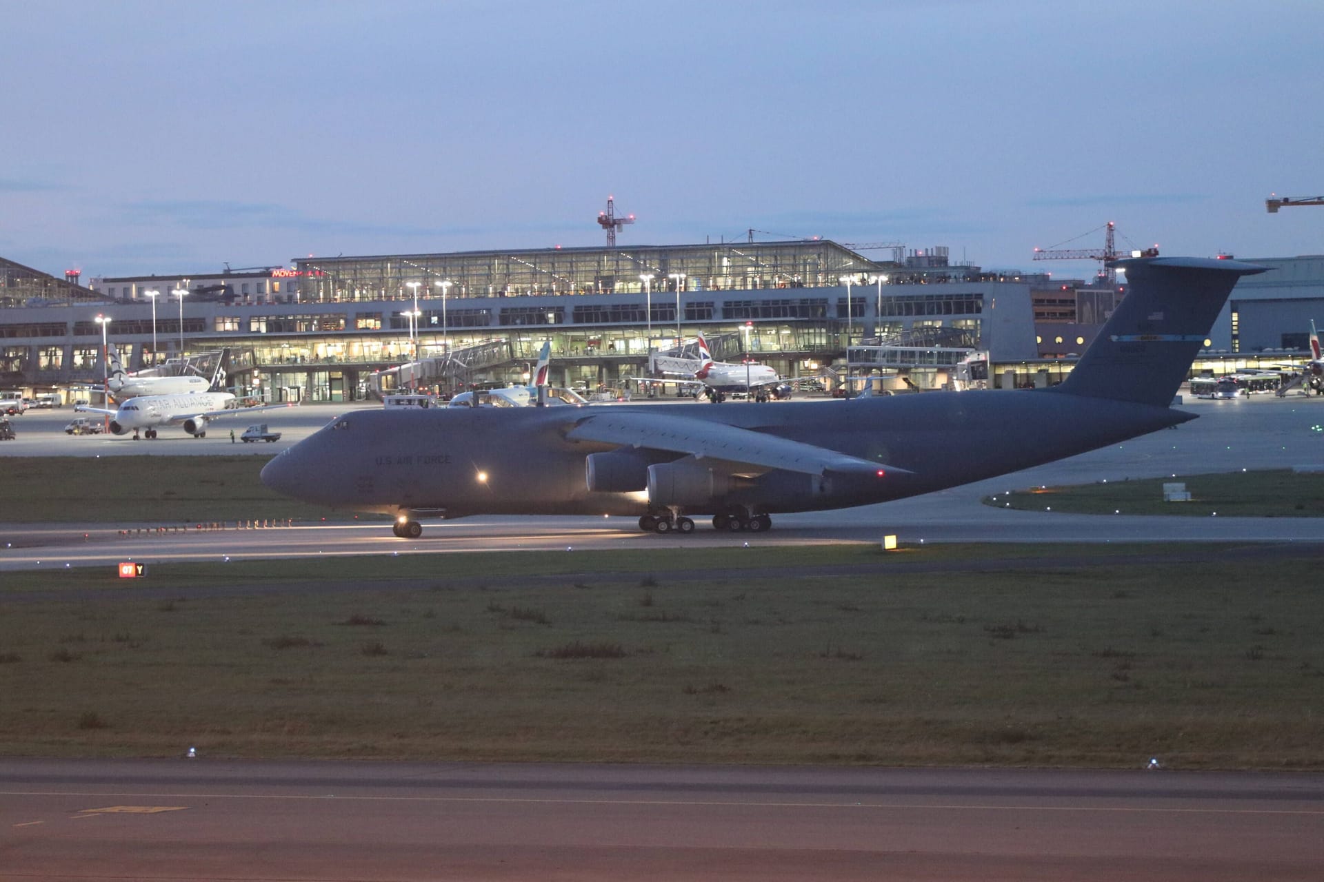 Die C-5M Super Galaxy am Landesflughafen Stuttgart: Wieso die riesige Maschine hier ist, ist unklar.