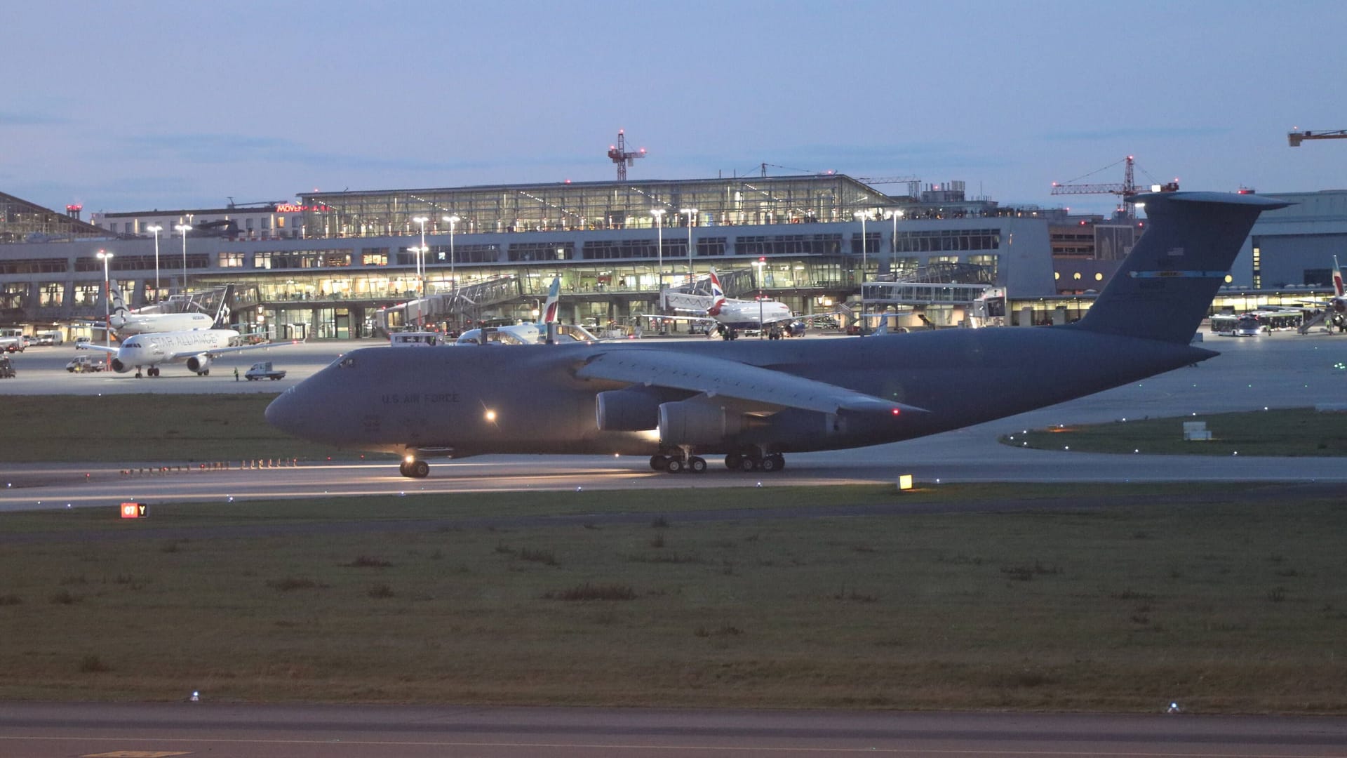 Die C-5M Super Galaxy am Landesflughafen Stuttgart: Wieso die riesige Maschine hier ist, ist unklar.