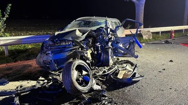 Das Wrack eines Unfallbeteiligten: In dem Auto starb der 62-Jährige. Das Wrack eines Unfallbeteiligten: In dem Auto starb der 62-Jährige.