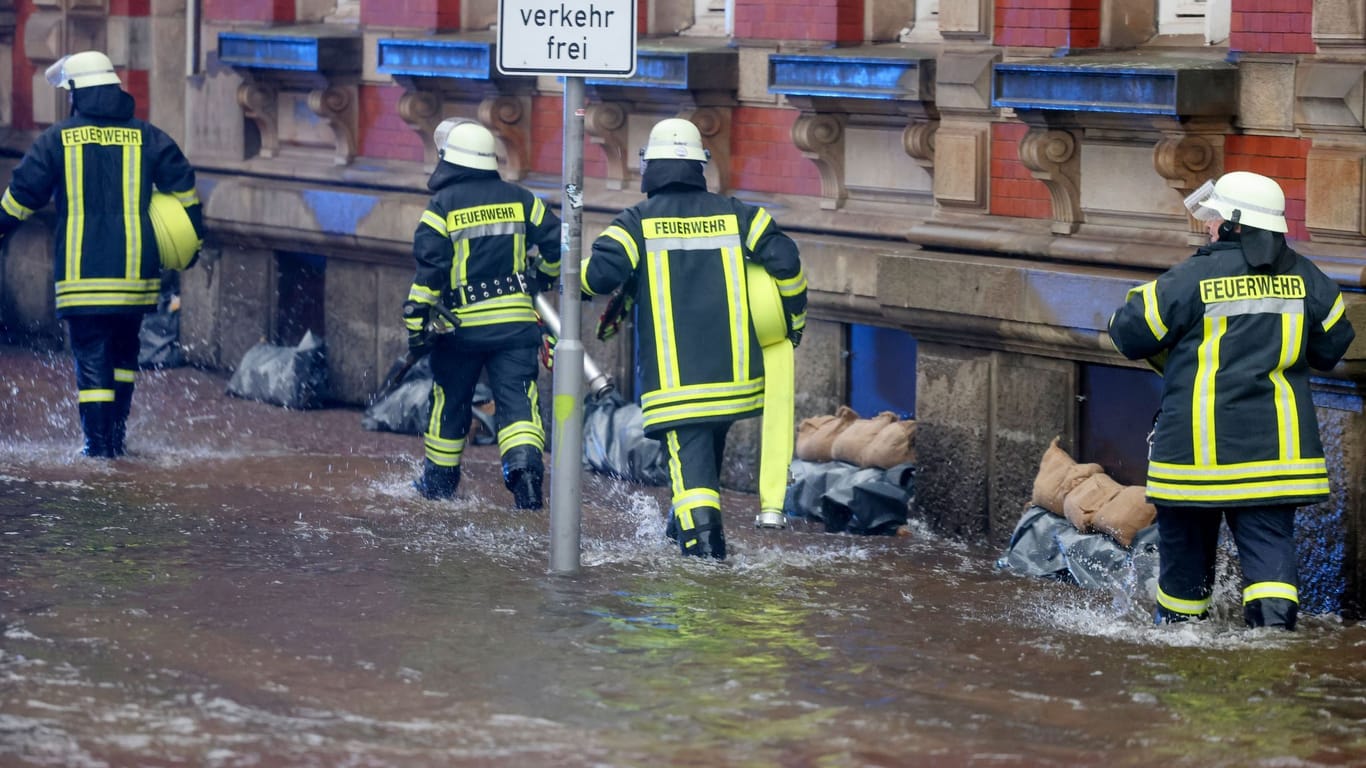 Einsatzkräfte der Feuerwehr sind in Aktion in der Flensburger Innenstadt.