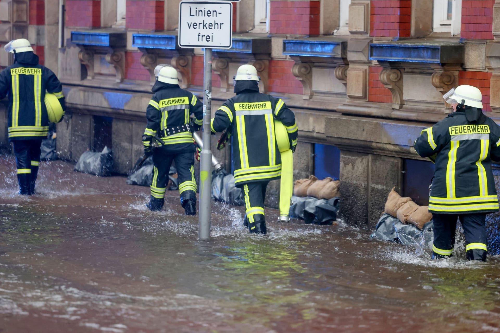 Einsatzkräfte der Feuerwehr sind in Aktion in der Flensburger Innenstadt.