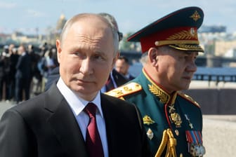 Putin (l.) und Schoigu bei einer Militärparade im Juli 2023.