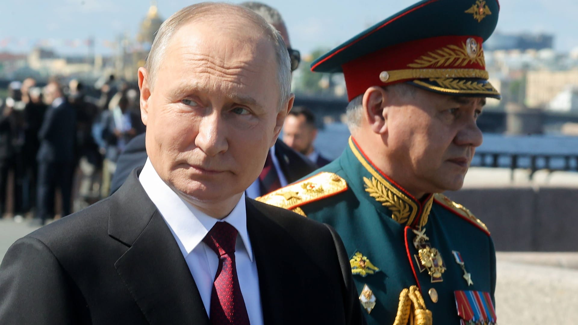 Putin (l.) und Schoigu bei einer Militärparade im Juli 2023.