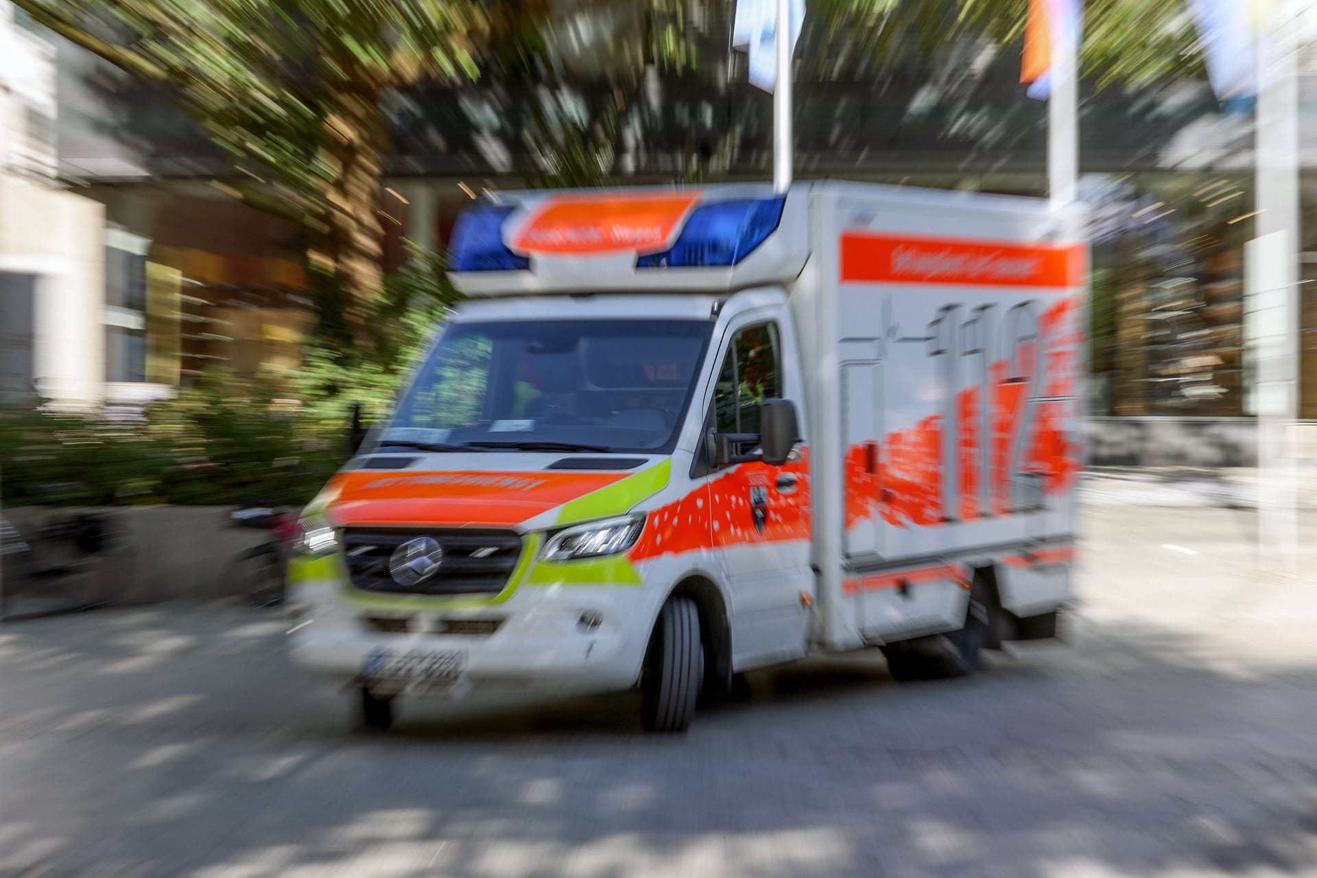 Rettungswagen in NRW (Archivfoto): Ein junger Motorradfahrer musste ins Krankenhaus gebracht werden.