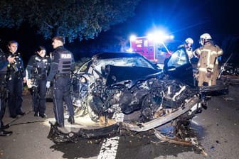 Schwerer Unfall bei Recklinghausen: Der Zusammenstoß mit dem Baum war so heftig, dass der Motorblock des Fahrzeugs herausgerissen wurde.