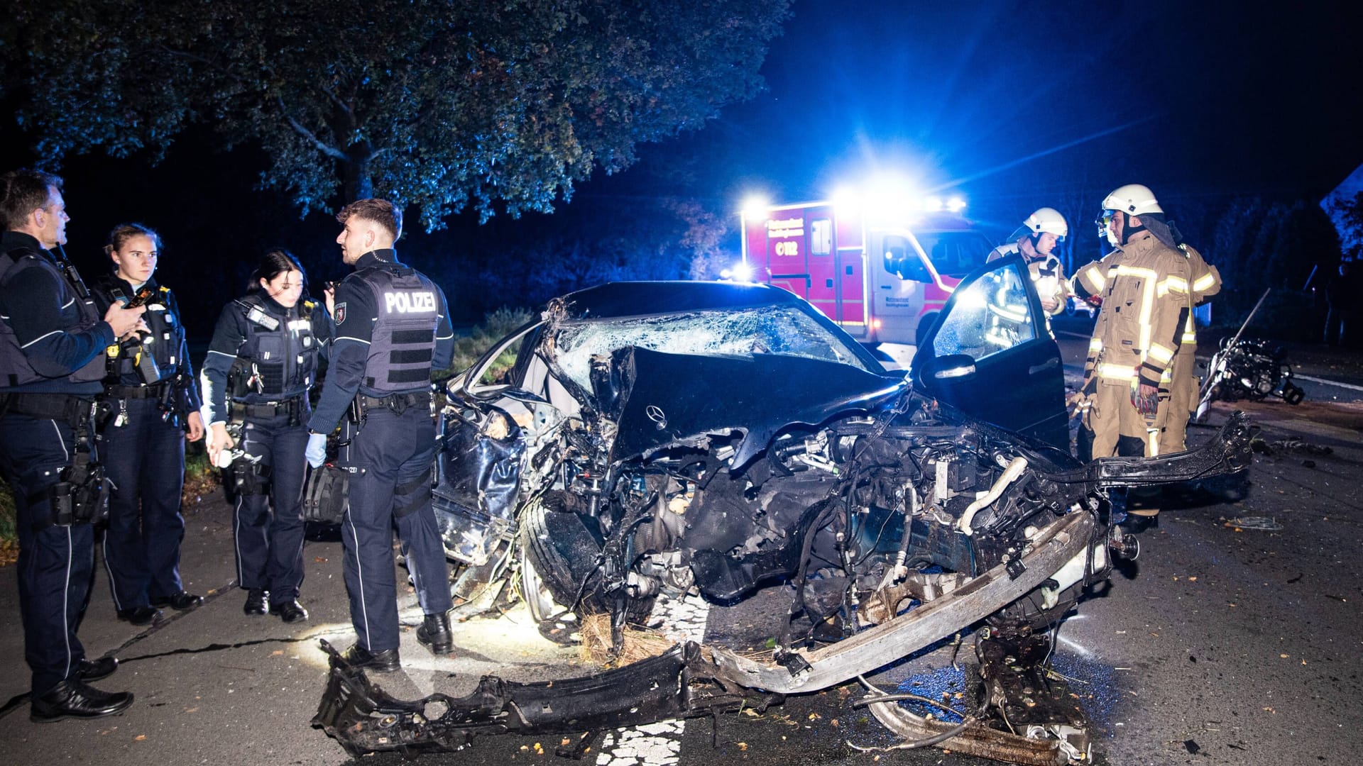 Schwerer Unfall bei Recklinghausen: Der Zusammenstoß mit dem Baum war so heftig, dass der Motorblock des Fahrzeugs herausgerissen wurde. Schwerer Unfall bei Recklinghausen: Der Zusammenstoß mit dem Baum war so heftig, dass der Motorblock des Fahrzeugs herausgerissen wurde.