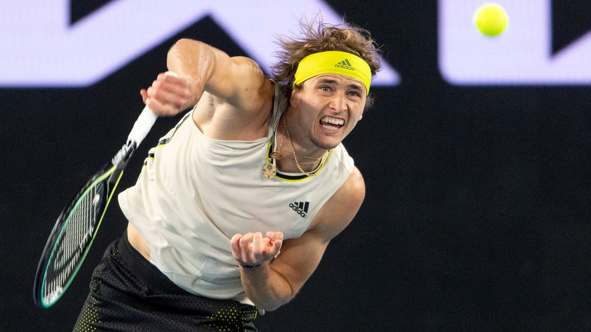 Alexander Zverev bei einem Aufschlag: Auch der deutsche Tennisstar klagt über die Bälle.