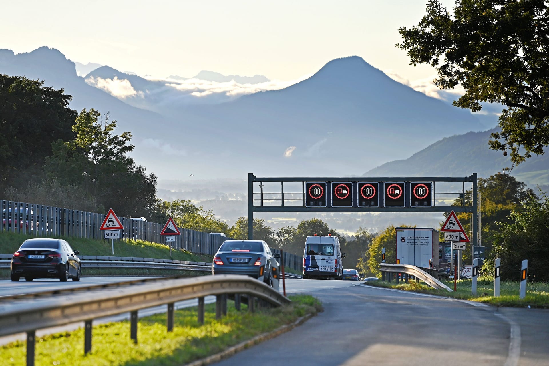 Es wird kommen: Das generelle Tempolimit auf deutschen Autobahnen sei unausweichlich, sagt DUH-Chef Jürgen Resch.