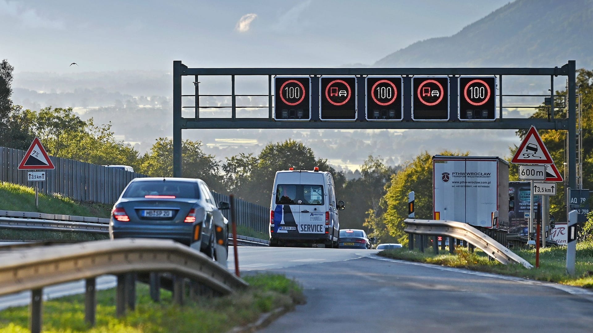 Es wird kommen: Das generelle Tempolimit auf deutschen Autobahnen sei unausweichlich, sagt DUH-Chef Jürgen Resch.