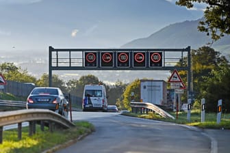 Es wird kommen: Das generelle Tempolimit auf deutschen Autobahnen sei unausweichlich, sagt DUH-Chef Jürgen Resch.