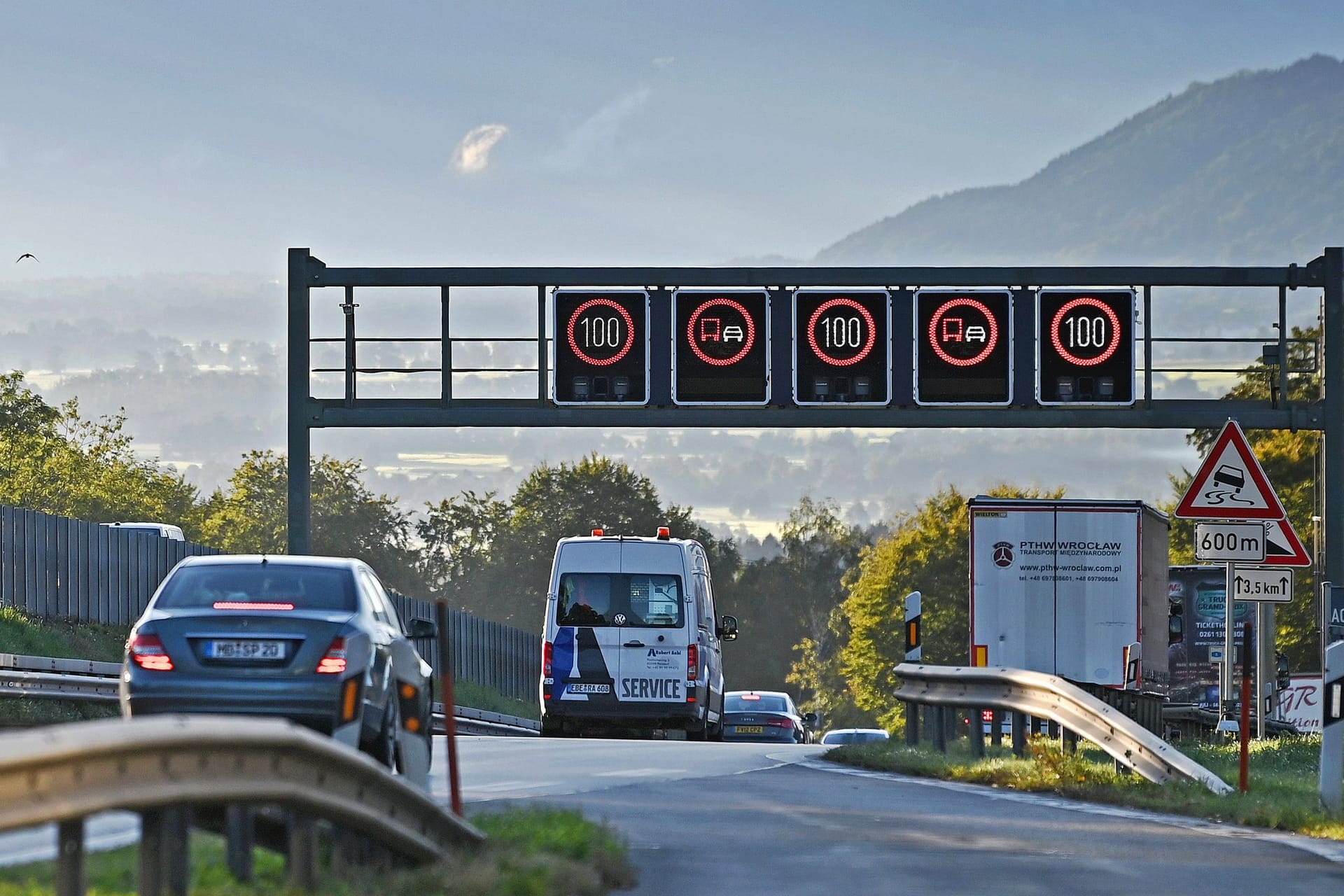 Es wird kommen: Das generelle Tempolimit auf deutschen Autobahnen sei unausweichlich, sagt DUH-Chef Jürgen Resch.