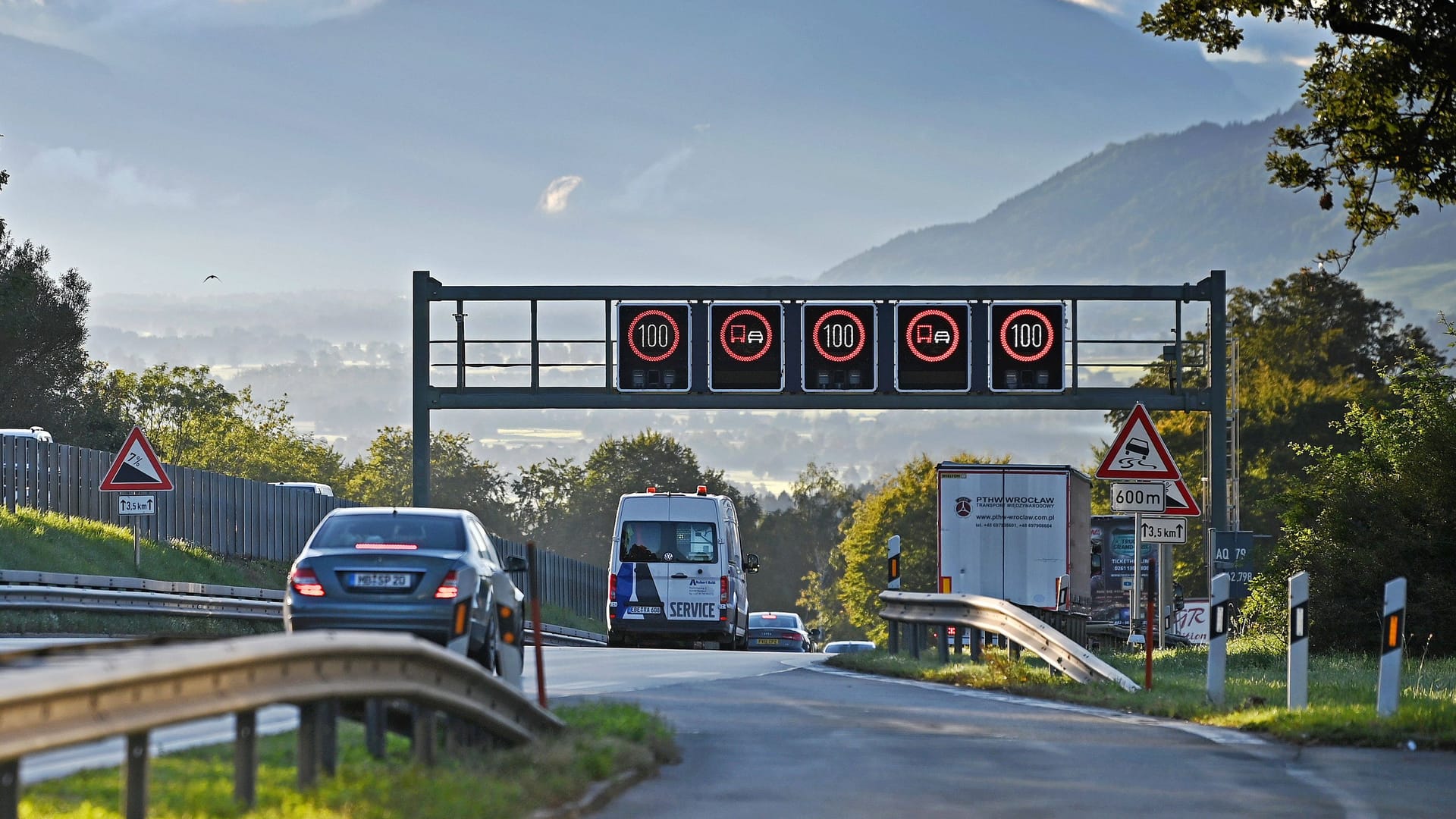 Es wird kommen: Das generelle Tempolimit auf deutschen Autobahnen sei unausweichlich, sagt DUH-Chef Jürgen Resch. Es wird kommen: Das generelle Tempolimit auf deutschen Autobahnen sei unausweichlich, sagt DUH-Chef Jürgen Resch.