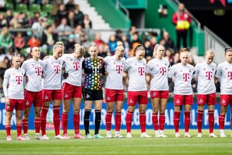 Bereits am vergangenen Wochenende gab es in einigen Stadien Schweigeminuten, wie hier beim Spiel der Frauen des 1. FC Köln in Bremen.