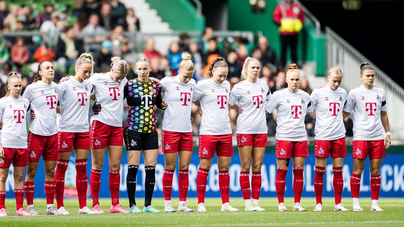 Bereits am vergangenen Wochenende gab es in einigen Stadien Schweigeminuten, wie hier beim Spiel der Frauen des 1. FC Köln in Bremen.
