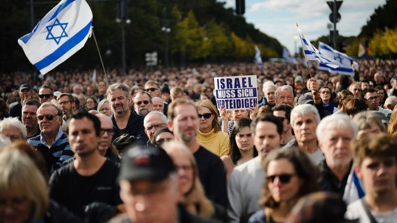 Eine Frau zeigt ein Plakat mit der Aufschrift: "Israel muss sich wehren" bei einer Demonstration gegen Antisemitismus und für Solidarität mit Israel in Berlin,