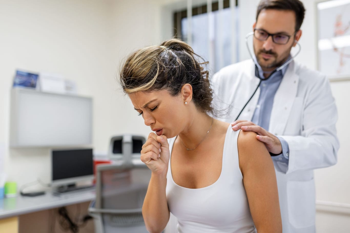 Bei einer COPD sind die Atemwege verengt und ständig entzündet. Typische Krankheitszeichen sind chronischer Husten mit Schleim und Atemnot.