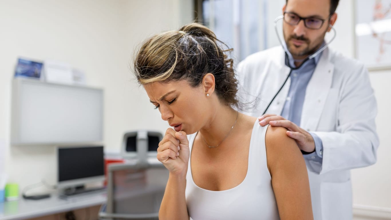 Bei einer COPD sind die Atemwege verengt und ständig entzündet. Typische Krankheitszeichen sind chronischer Husten mit Schleim und Atemnot.