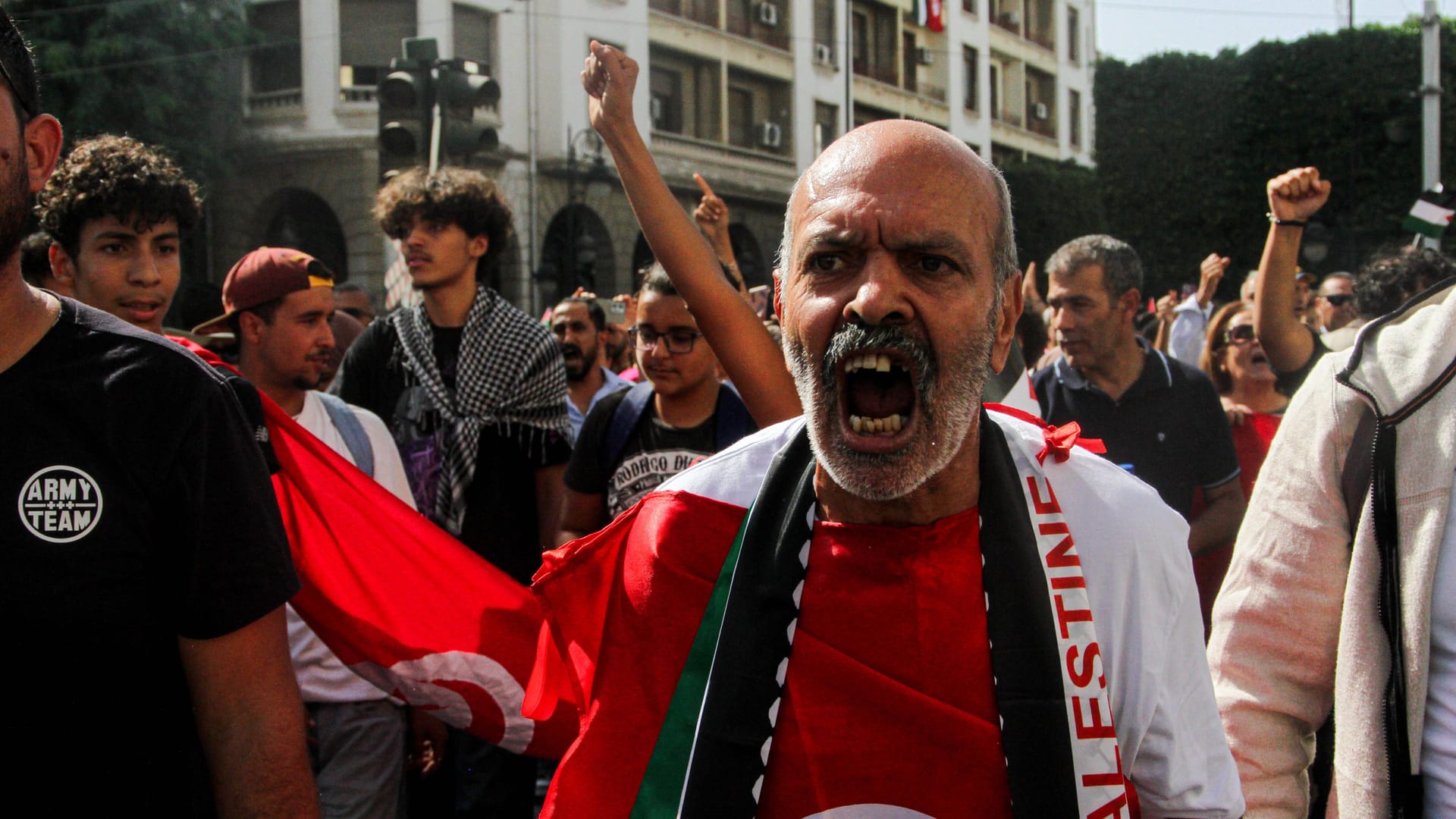 Ein wütender Demonstrant in Tunis: In Tunesien wurden teilweise Schulen geschlossen, um den "Tag des Zorns" zu begehen.