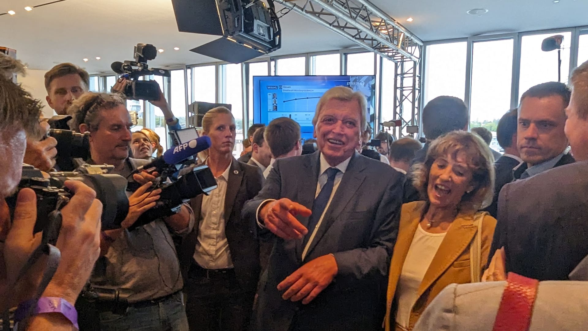 Volker Bouffier steht in einer Menschenmenge bei der Landtagswahl in Hessen.