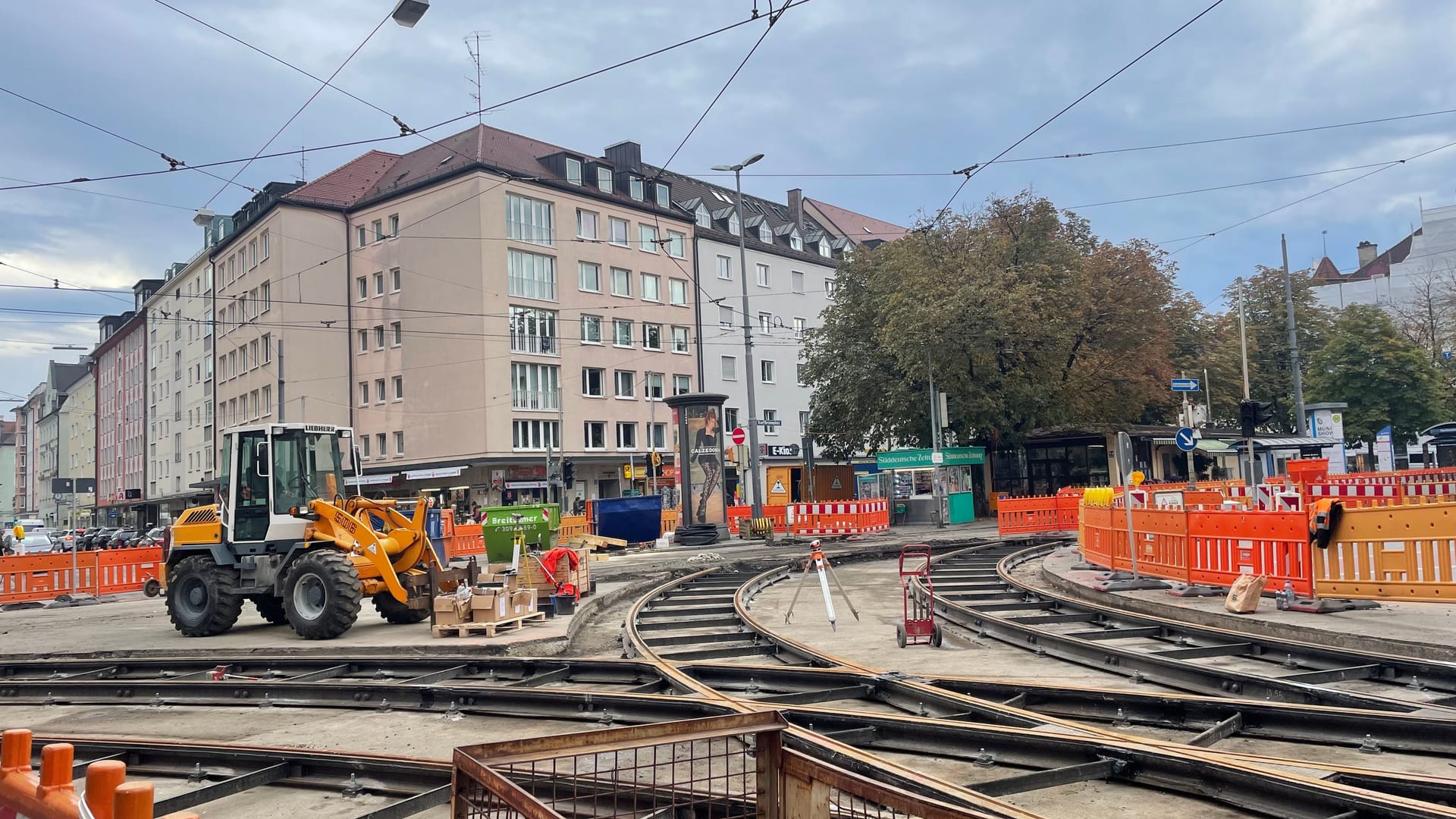 Gleisarbeiten: Bis Anfang Dezember sind zahlreiche Hauptstraßen in Schwabing nur stark eingeschränkt befahrbar. Gleisarbeiten: Bis Anfang Dezember sind zahlreiche Hauptstraßen in Schwabing nur stark eingeschränkt befahrbar.
