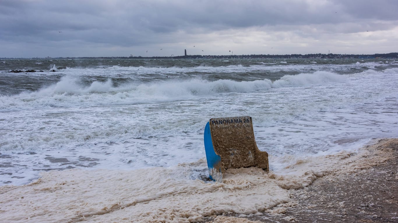 Sturmtief Tristan sorgte im Februar 2021 in der Kieler Förde für Hochwasser (Archivbild): In dieser Woche wird der erste kräftige Herbststurm an der Küste erwartet.