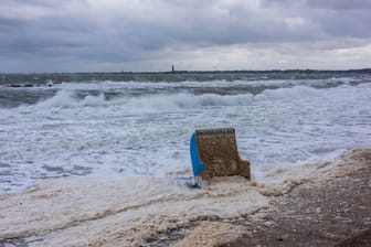 Sturmtief Tristan sorgte im Februar 2021 in der Kieler Förde für Hochwasser (Archivbild): In dieser Woche wird der erste kräftige Herbststurm an der Küste erwartet.