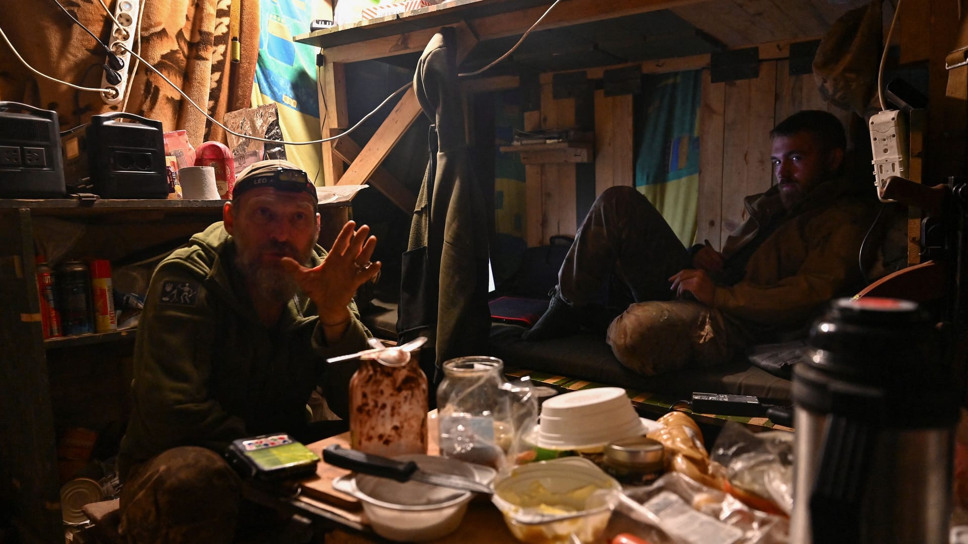 Ein ukrainischer Soldat während einer Kampfpause in einem Unterstand an der Front.