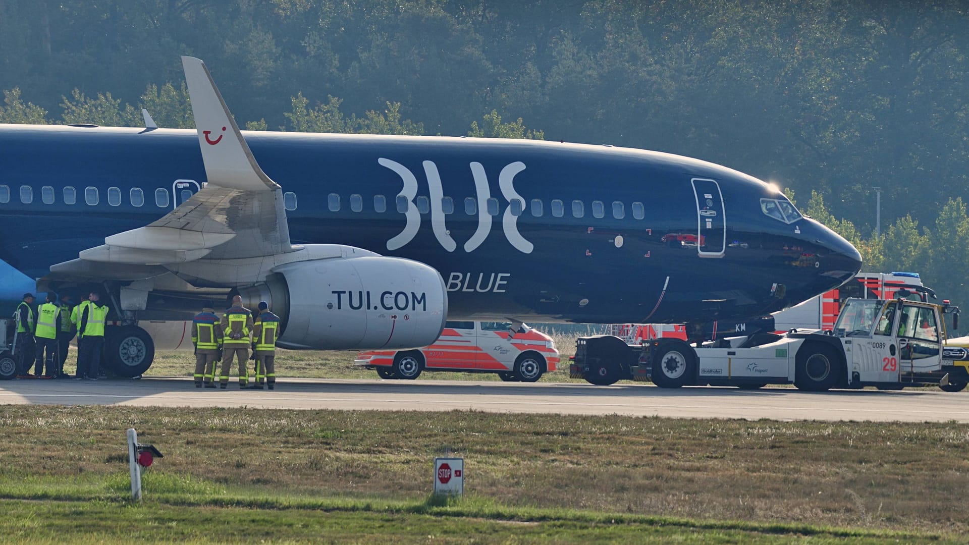 Die defekte Boeing: Zwei Räder mussten gewechselt werden, dann konnte die Boeing von der Startbahn geschleppt werden.