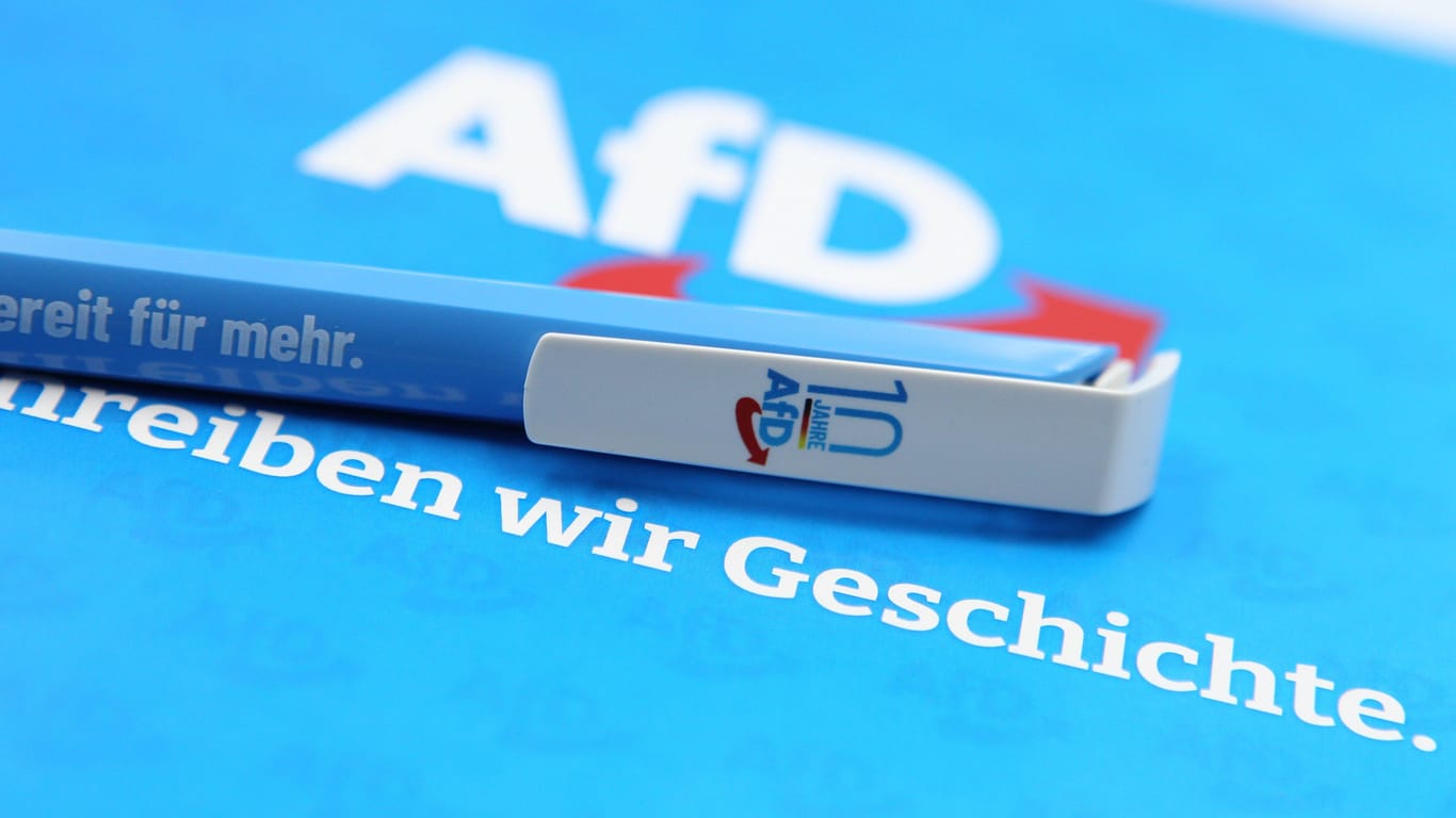 Stift mit AfD-Logo (Symbolbild): Der Politiker muss die AfD-Fraktion im Stadtrat verlassen.