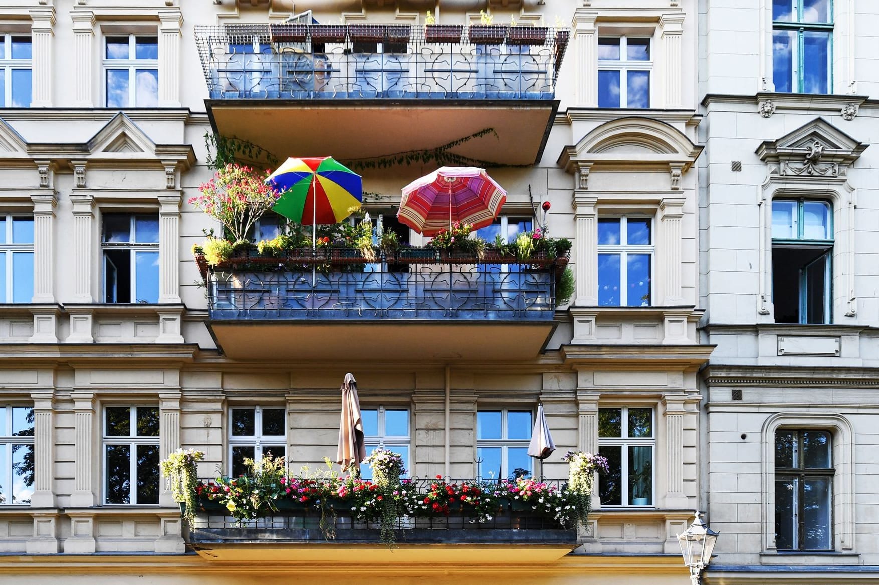 Blick auf Balkons an einem Altbau Blick auf Balkons an einem Altbau