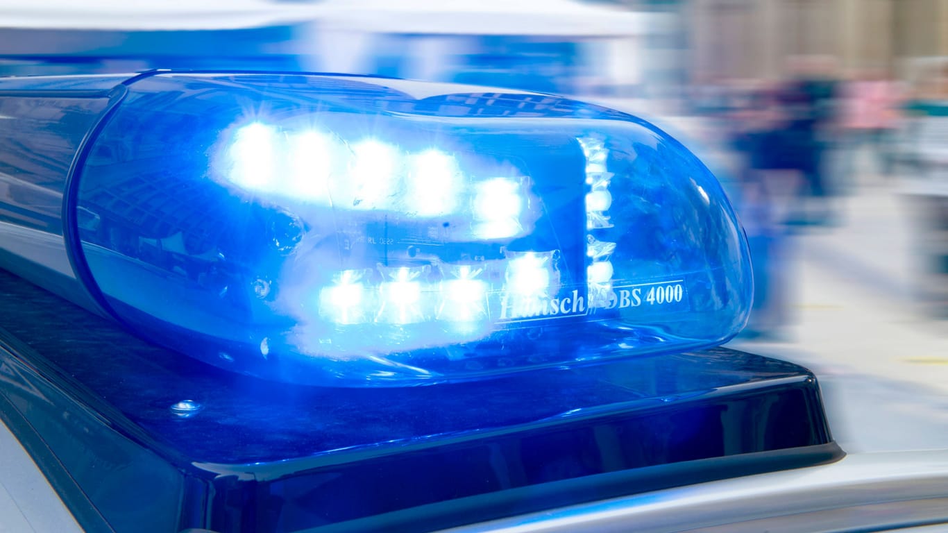 Blaulicht auf einem Streifenwagen (Symbolbild): Der Unfall ereignete sich auf dem Käthe-Kollwitz-Ufer.