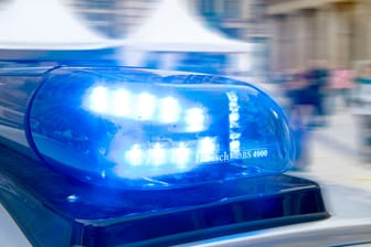 Blaulicht auf einem Streifenwagen (Symbolbild): Der Unfall ereignete sich auf dem Käthe-Kollwitz-Ufer.