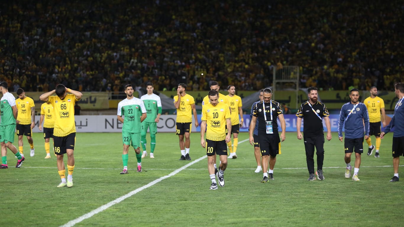 Spieler und Betreuer des Sepahan FC verlassen das Feld, ohne dass das Spiel in der asiatischen Champions League angepfiffen worden wäre.