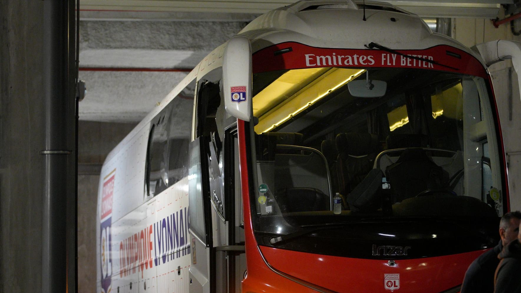 Der Mannschaftsbus von Olympique Lyon: Deutlich erkennbar: Die zerstörten Fensterscheiben.