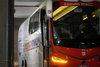 Der Mannschaftsbus von Olympique Lyon: Deutlich erkennbar: Die zerstörten Fensterscheiben.