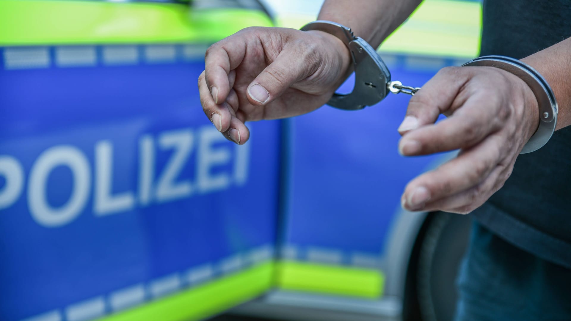 Ein Mann mit Handschellen (Symbolbild): Die Polizei nahm den Tatverdächtigen fest. Ein Mann mit Handschellen (Symbolbild): Die Polizei nahm den Tatverdächtigen fest.