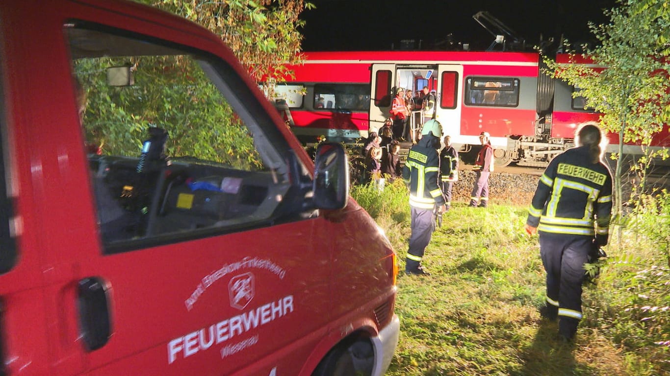 Der evakuierte Zug: Die Einsatzkräfte mussten zwischen Frankfurt (Oder) und Eisenhüttenstadt zu einem Großeinsatz ausrücken.