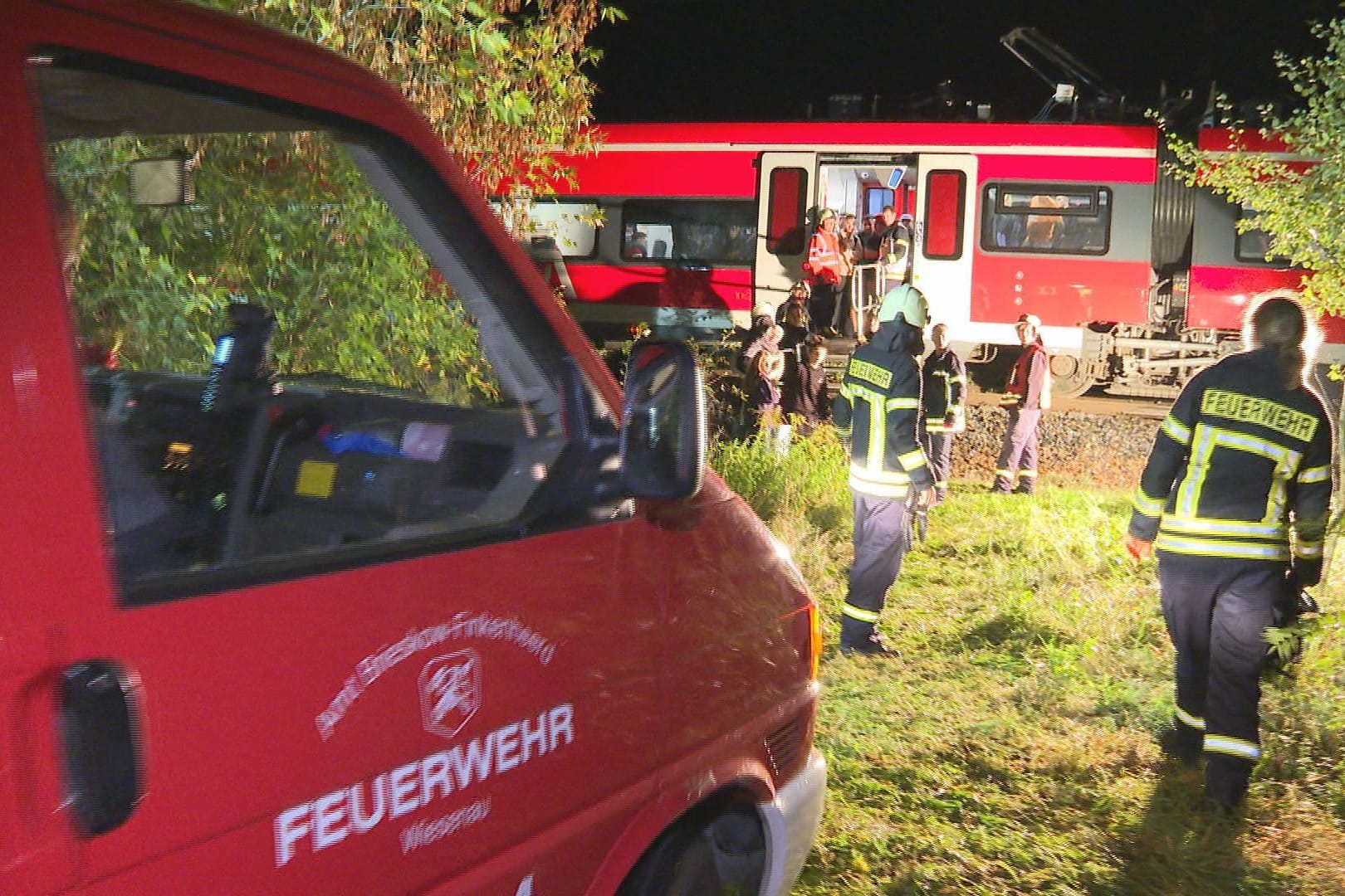 Der evakuierte Zug: Die Einsatzkräfte mussten zwischen Frankfurt (Oder) und Eisenhüttenstadt zu einem Großeinsatz ausrücken.