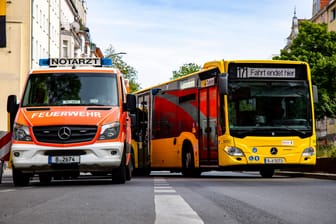 Rettungswagen neben Bus der BVG (Symbolbild): Beim Abbiegen übersah der Lkw-Fahrer den Bus.